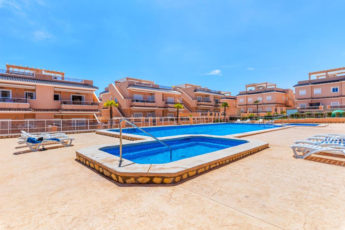 Apartments Punta Prima Indoor & Outdoor Pool 또레비에하 외부 사진