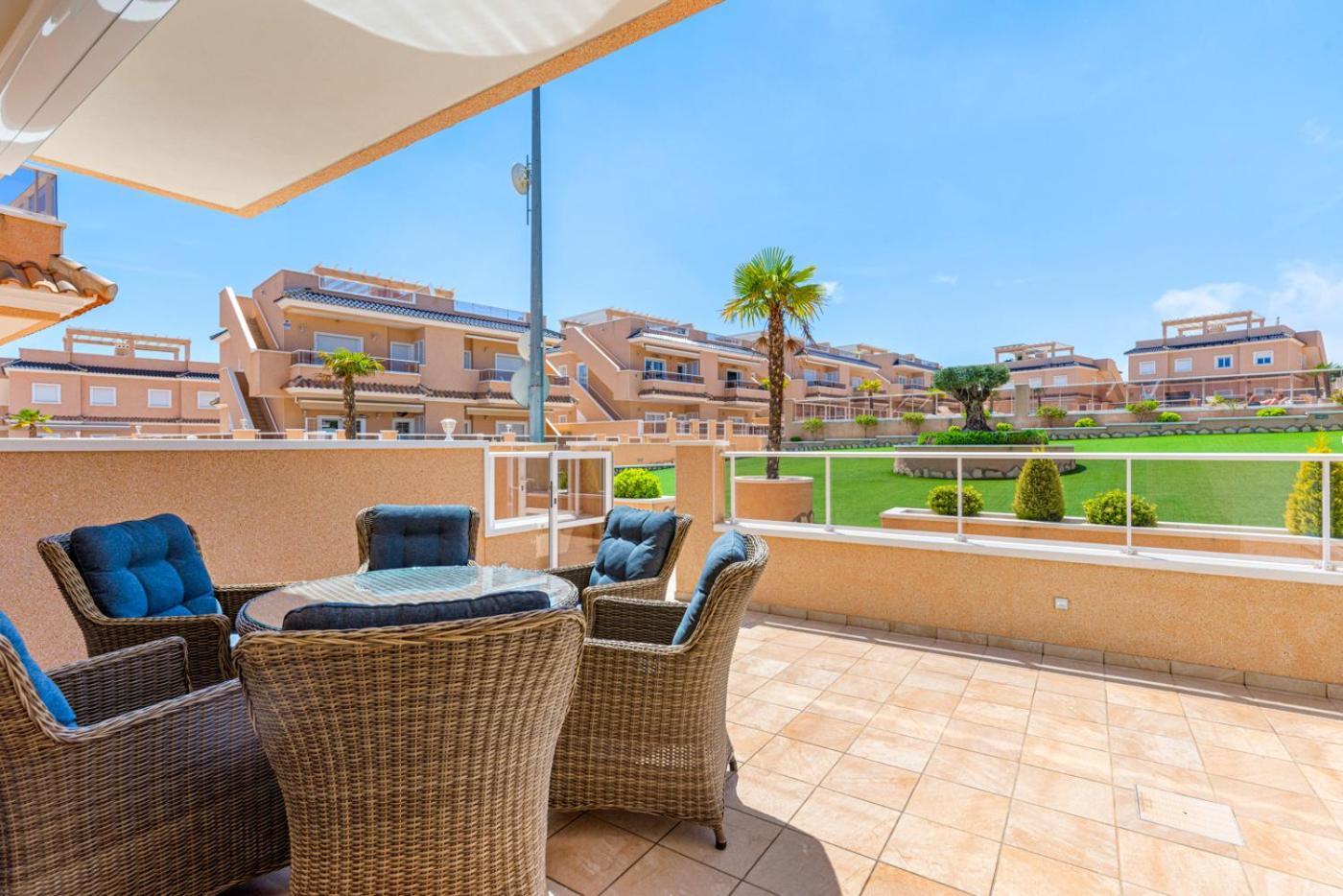 Apartments Punta Prima Indoor & Outdoor Pool 또레비에하 외부 사진